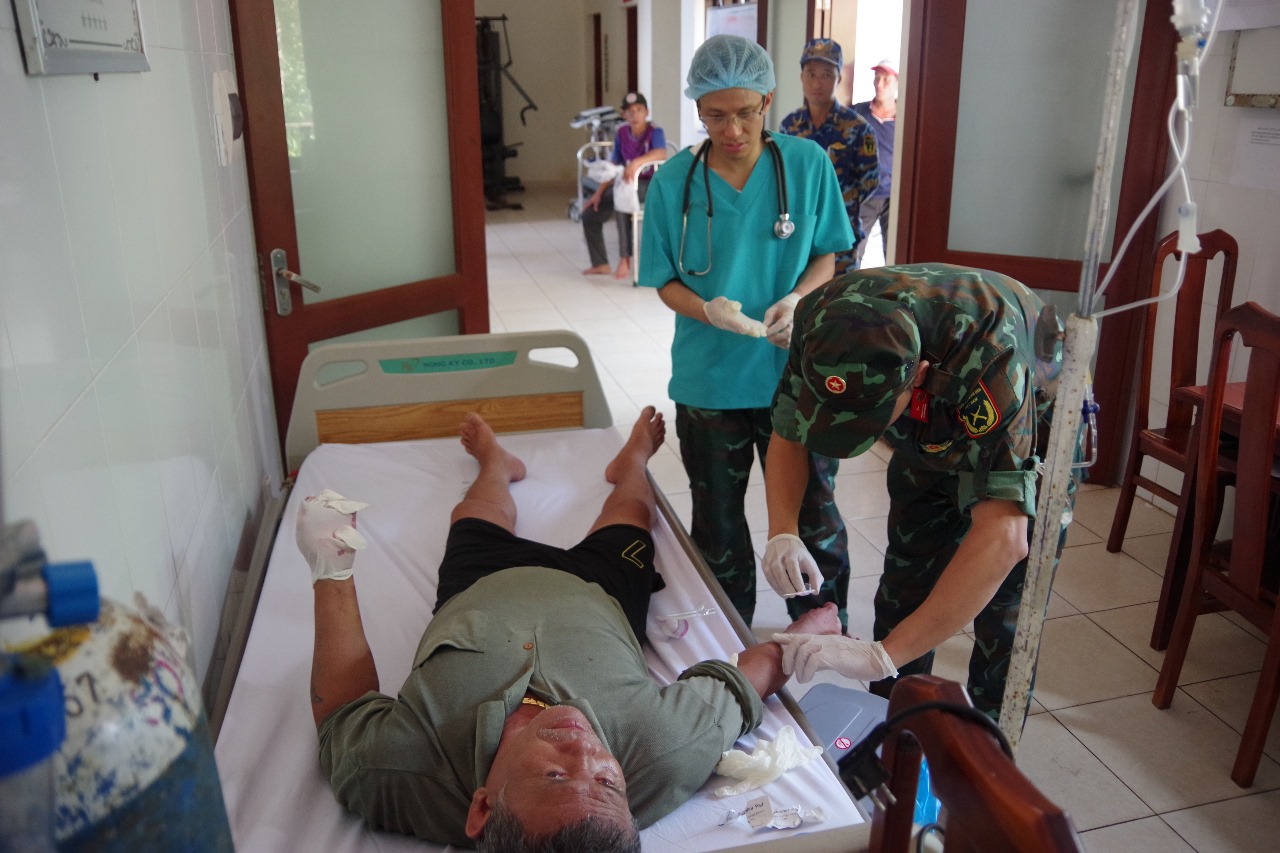 Cấp cứu kịp thời một ngư dân bị tai nạn lao động trên biển