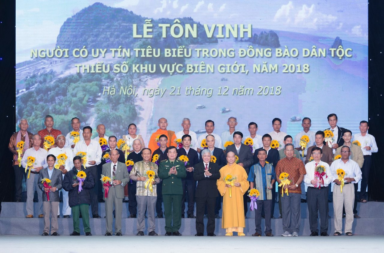 Tôn vinh người có uy tín tiêu biểu khu vực biên giới