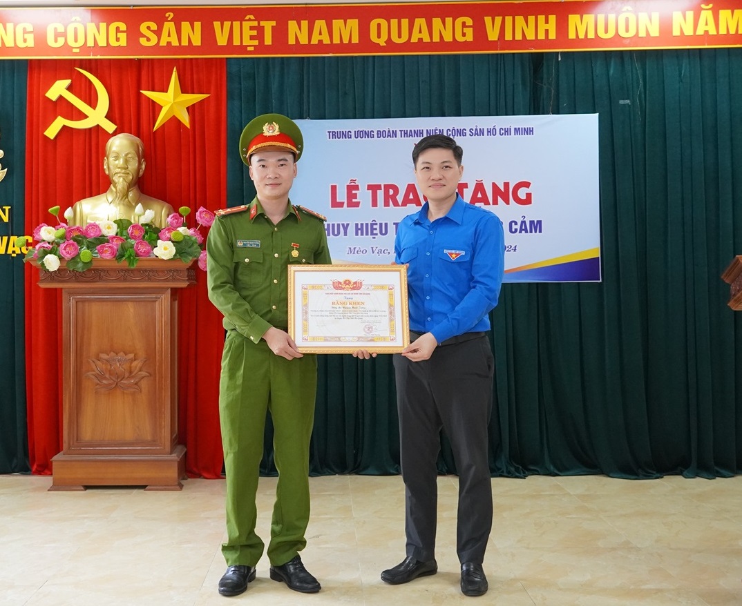 Trao tặng huy hiệu “Tuổi trẻ dũng cảm” cho chiến sĩ Công an cứu người trong mưa lũ