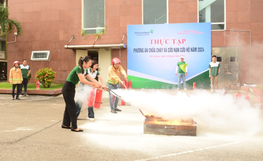 Vietcombank Hải Dương diễn tập phòng cháy chữa cháy và cứu nạn cứu hộ năm 2024