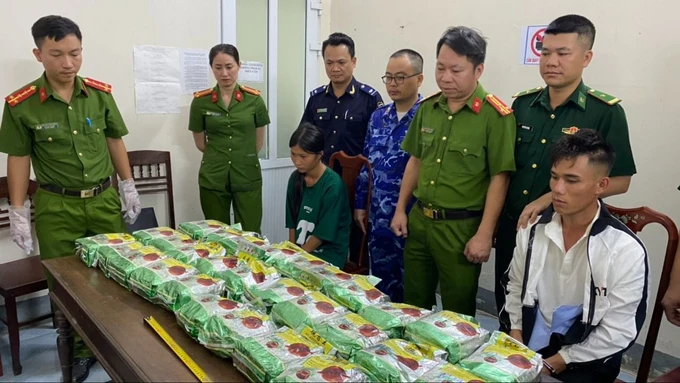 Bắt đôi vợ chồng vận chuyển trái phép 30kg ma tuý