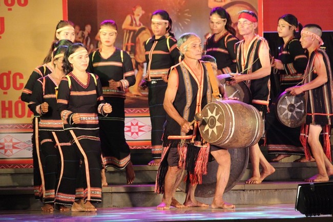 Phát huy vai trò của người có uy tín trong việc tuyên truyền, phổ biến pháp luật và bài trừ hủ tục lạc hậu