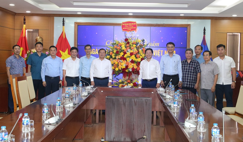 Đồng chí Lại Xuân Môn thăm, chúc mừng Đài Tiếng nói Việt Nam