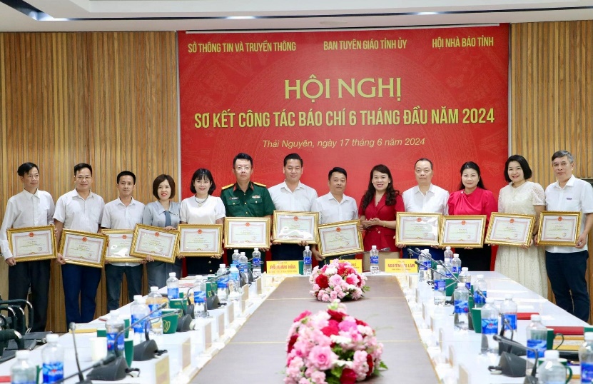 Thái Nguyên Tuyên dương các cơ quan báo chí và các nhà báo tiêu biểu