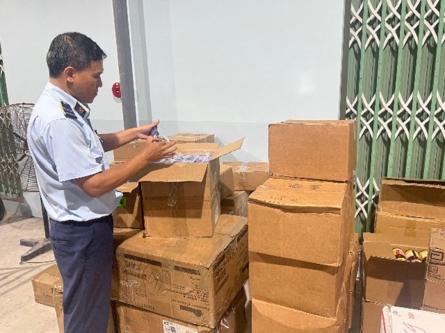 Tạm giữ 3 754 mỹ phẩm, thực phẩm chức năng vận chuyển trái phép