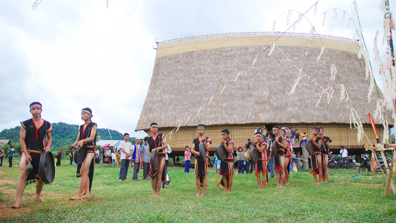 Phát huy vai trò của người có uy tín trong việc bảo tồn, phát huy bản sắc văn hóa dân tộc