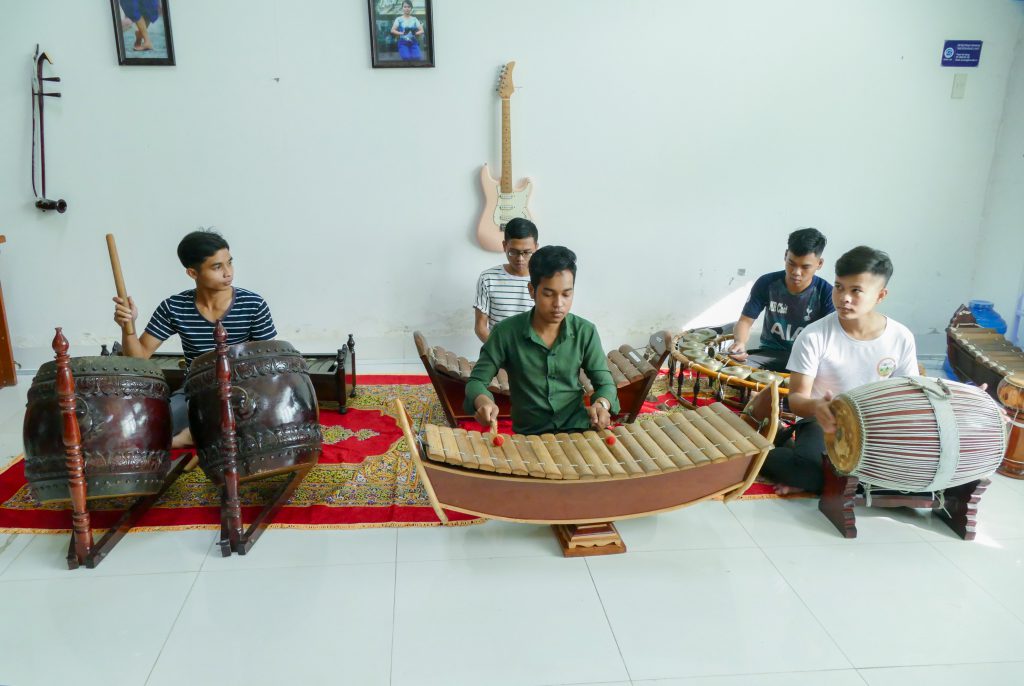 Truyền dạy nghề thủ công truyền thống các dân tộc thiểu số vùng ĐBSCL