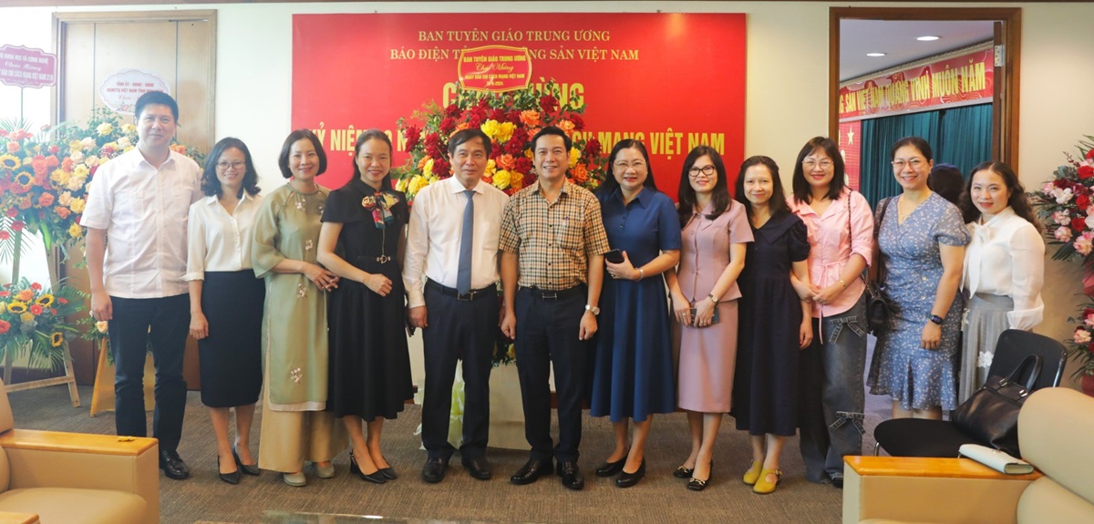 Lãnh đạo Ban Tuyên giáo Trung ương thăm, chúc mừng các cơ quan báo chí