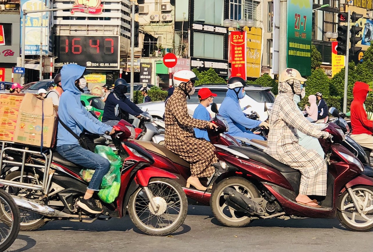 Hà Nội Ngày nắng nóng, chiều tối và đêm mưa dông