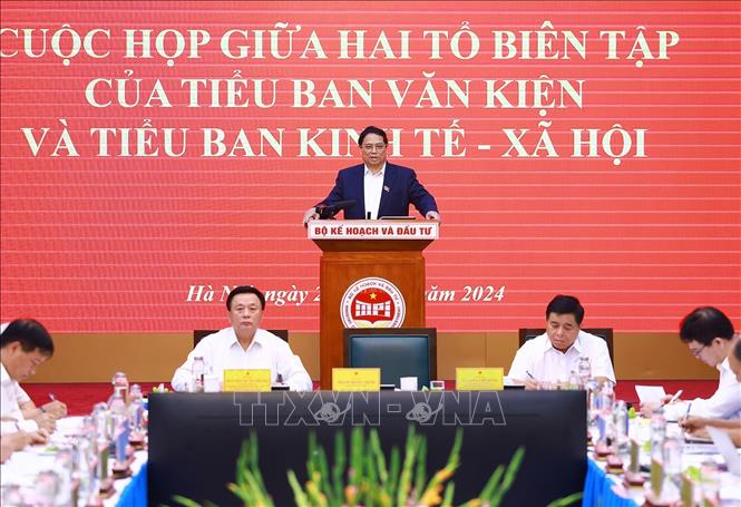 Thủ tướng dự buổi làm việc giữa Tổ Biên tập Tiểu ban Văn kiện và Tiểu ban KT-XH