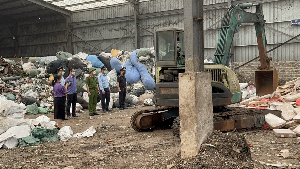 Quảng Ninh Tiêu hủy gần 25 tấn chân gà đông lạnh không rõ nguồn gốc
