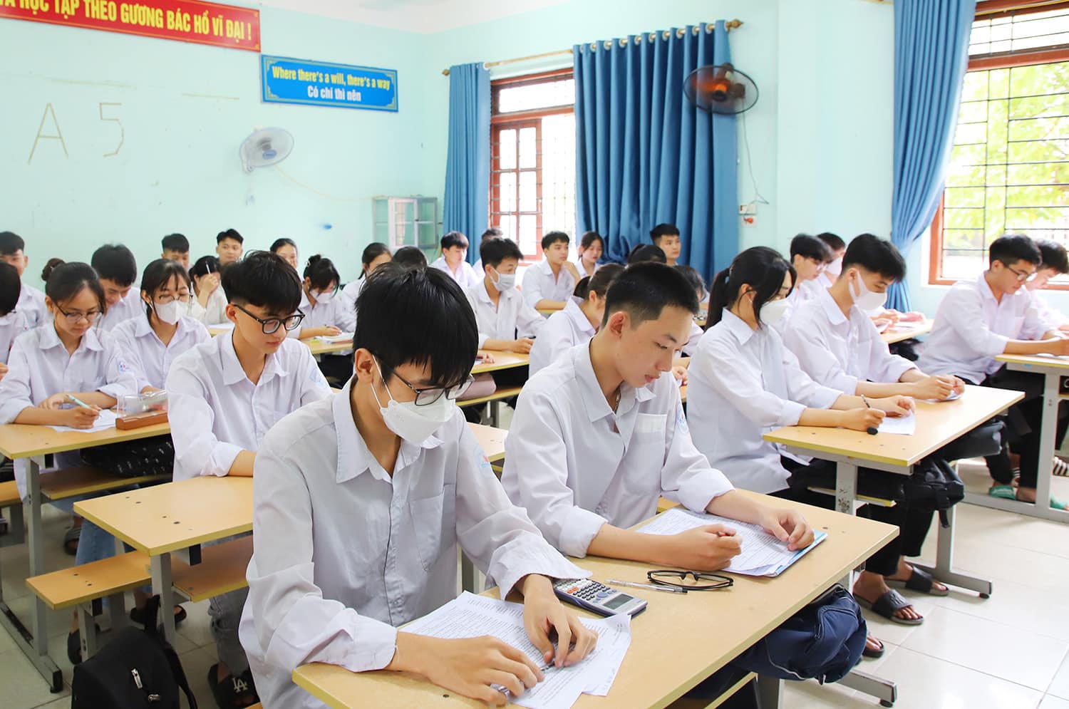 Thủ tướng chỉ đạo bảo đảm an toàn Kỳ thi tốt nghiệp THPT và quản lý trẻ em dịp nghỉ hè