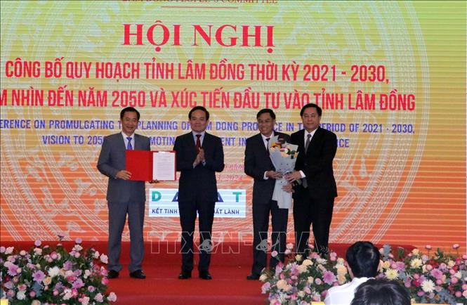 Trao Quyết định phê duyệt Quy hoạch tỉnh Lâm Đồng thời kỳ 2021- 2030