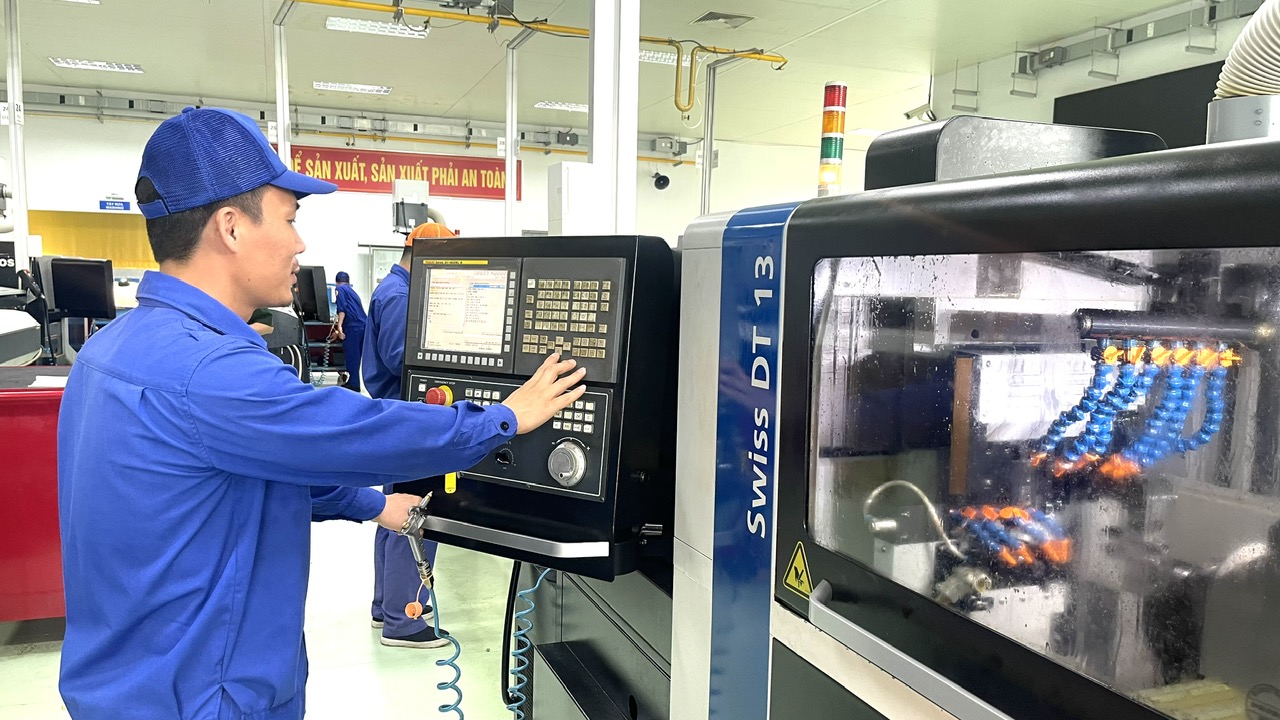 Bài 3 Xây dựng nguồn nhân lực chất lượng cao, làm chủ công nghệ sản xuất quốc phòng