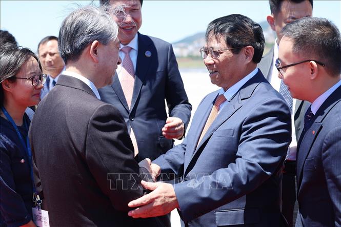 Thủ tướng tới Trung Quốc, bắt đầu tham dự Hội nghị WEF Đại Liên