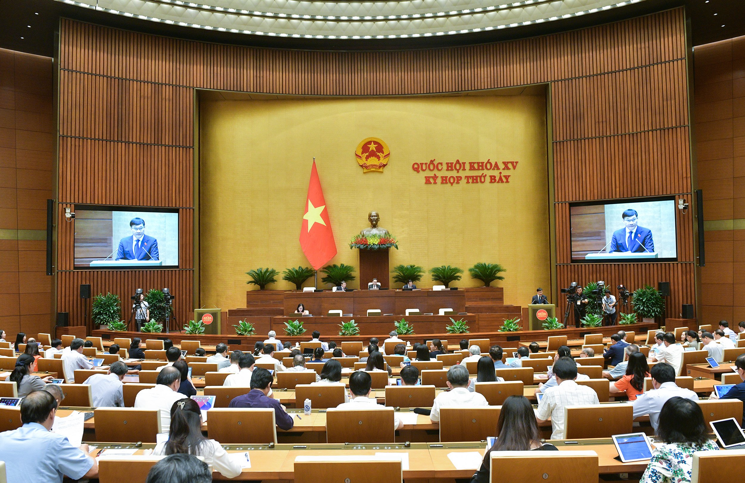 Cấm vợ, chồng, anh chị em ruột tham gia đấu giá cùng một tài sản