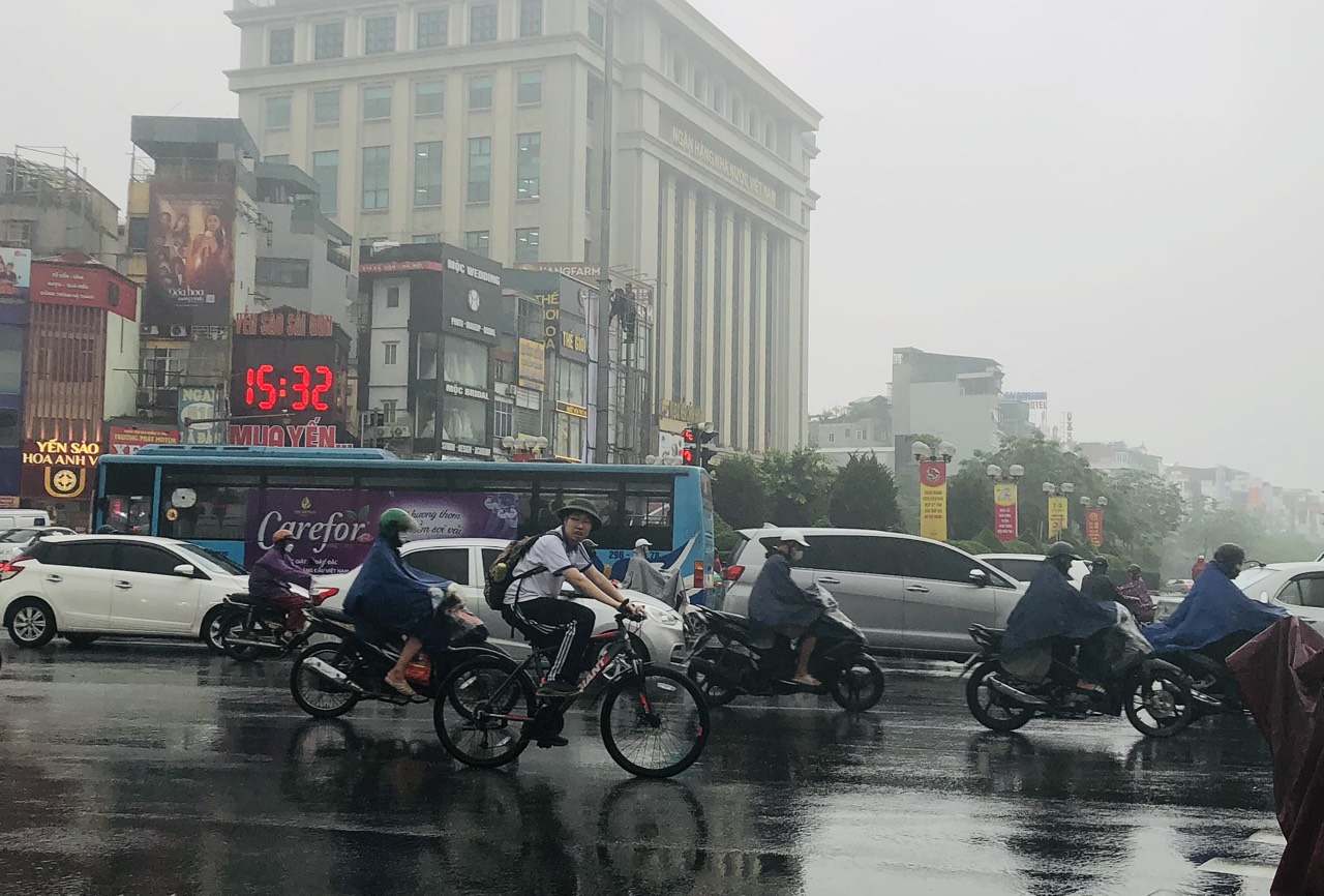 Hà Nội mưa dông vào đêm và sáng