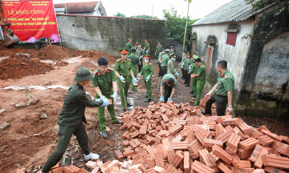 Công an tỉnh Bắc Giang vượt chỉ tiêu xóa nhà tạm, nhà dột nát