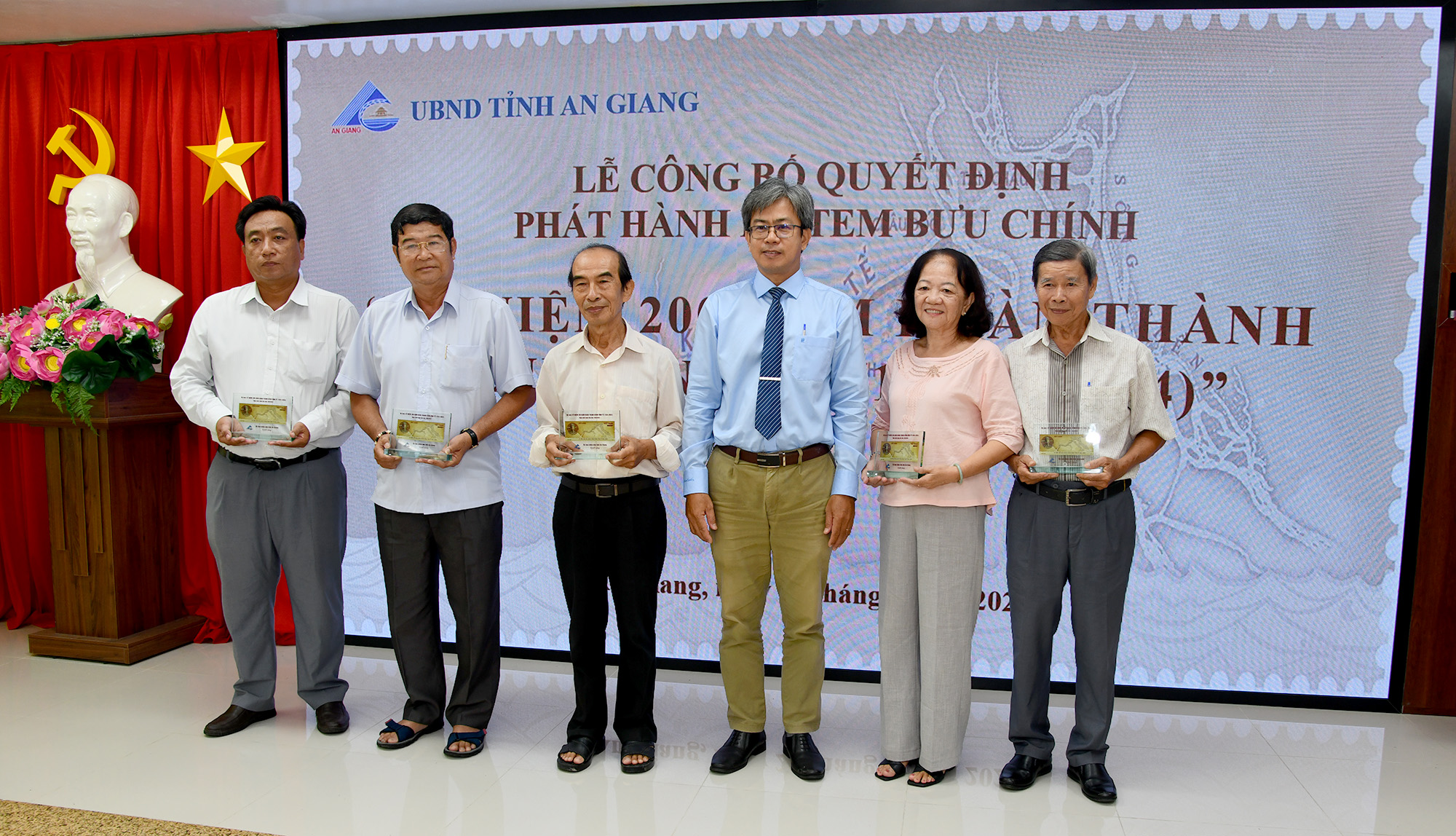 Phát hành bộ tem bưu chính kỉ niệm 200 năm hoàn thành kênh Vĩnh Tế