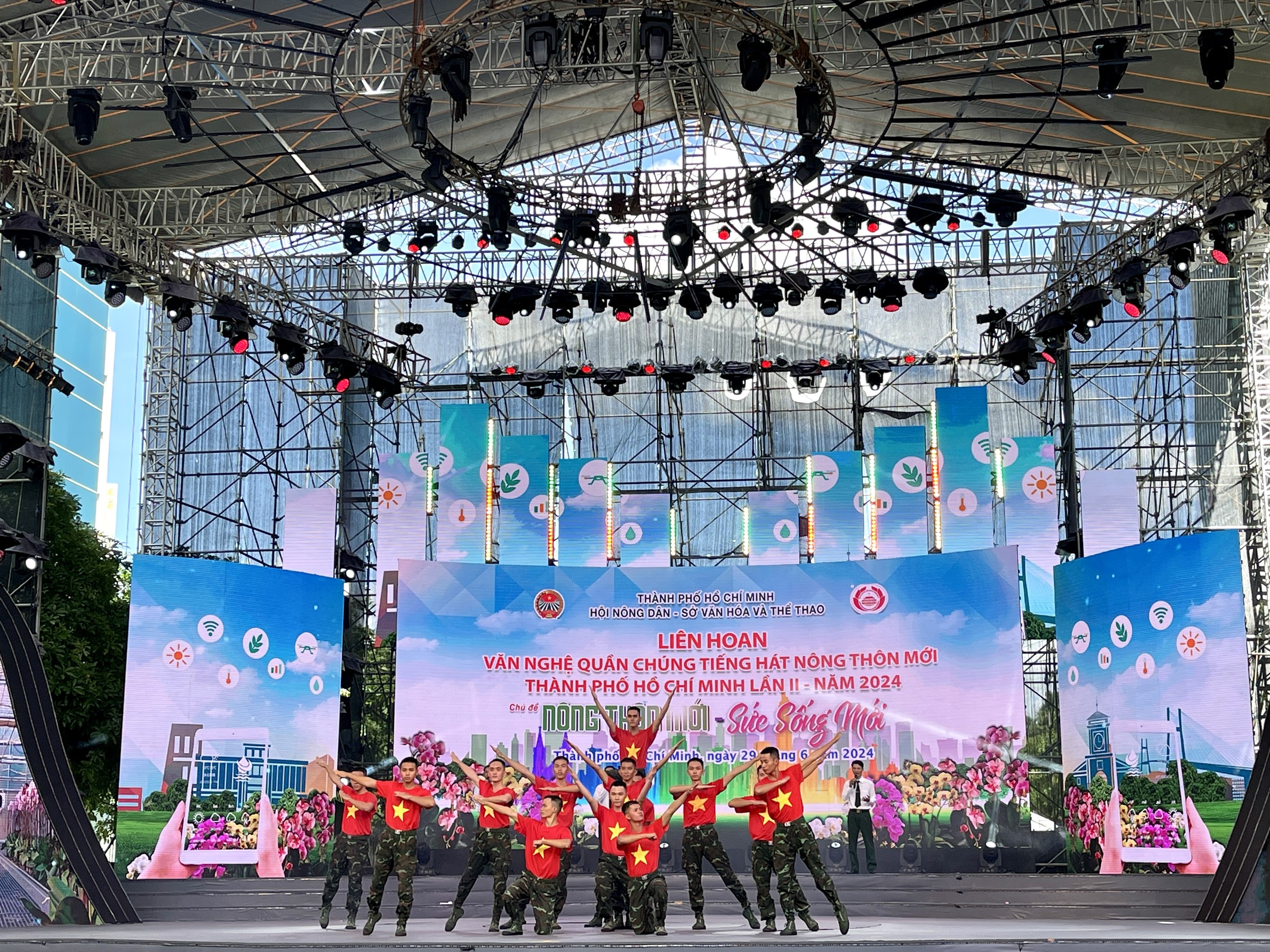 Liên hoan văn nghệ quần chúng Tiếng hát nông thôn mới TP Hồ Chí Minh