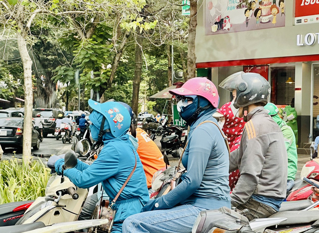 Miền Bắc nắng nóng gay gắt, chiều tối mưa dông
