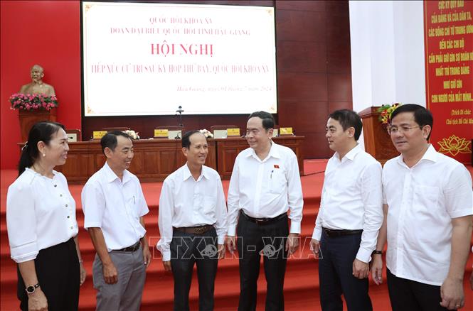 Chủ tịch Quốc hội tiếp xúc cử tri tại Hậu Giang