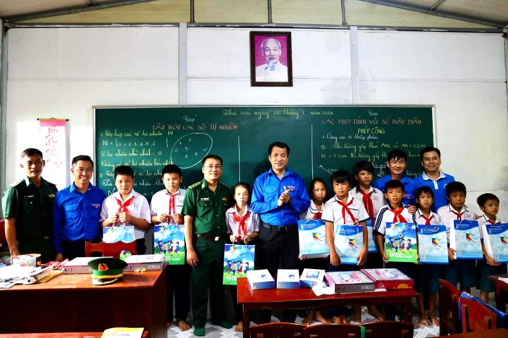 Đồng hành cùng người dân đảo Hòn Chuối