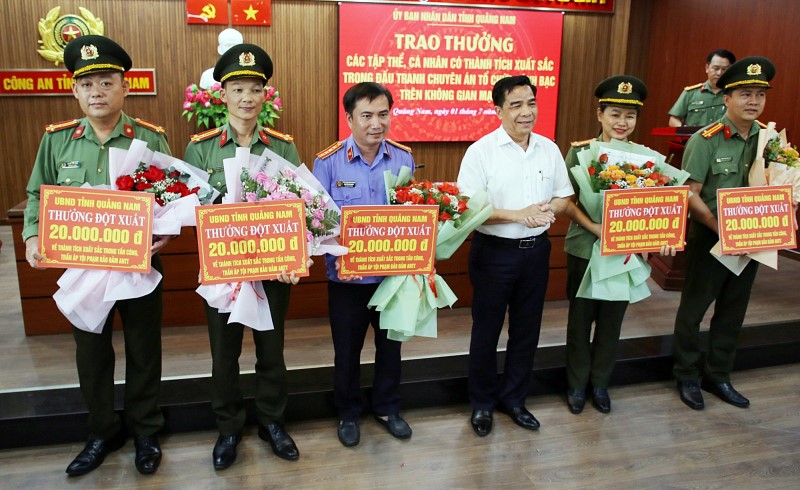 Khen thưởng các lực lượng triệt phá đường dây đánh bạc quy mô lớn