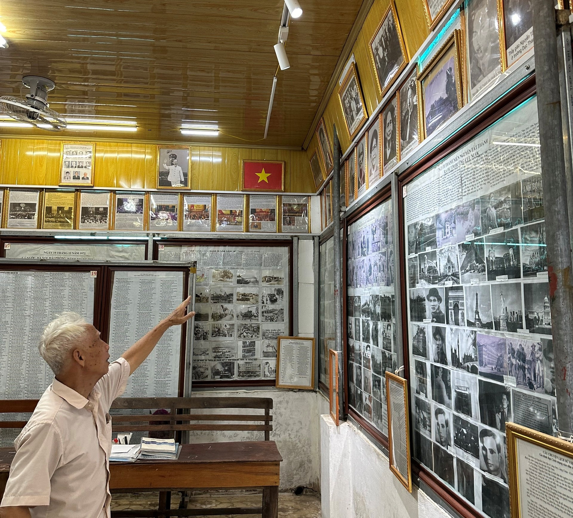 Ông Trần Văn Cao - người có niềm đam mê sưu tầm ảnh về Bác Hồ