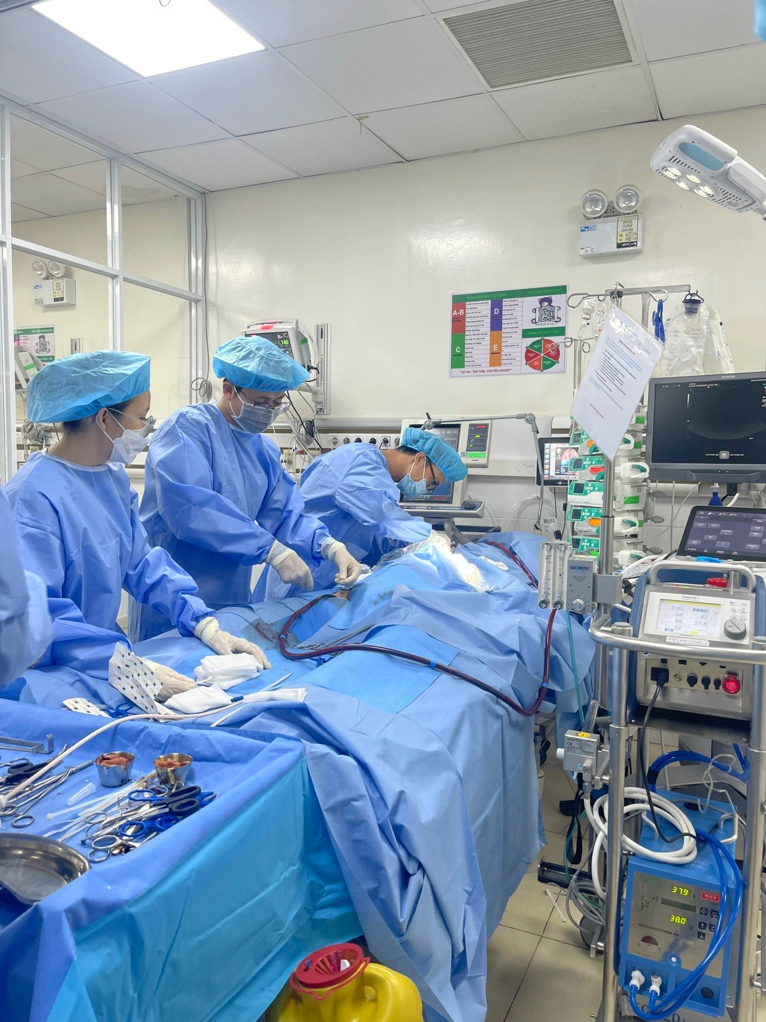 Thực hiện báo động đỏ liên viện cứu sống bệnh nhân nguy kịch sau phẫu thuật thẩm mĩ