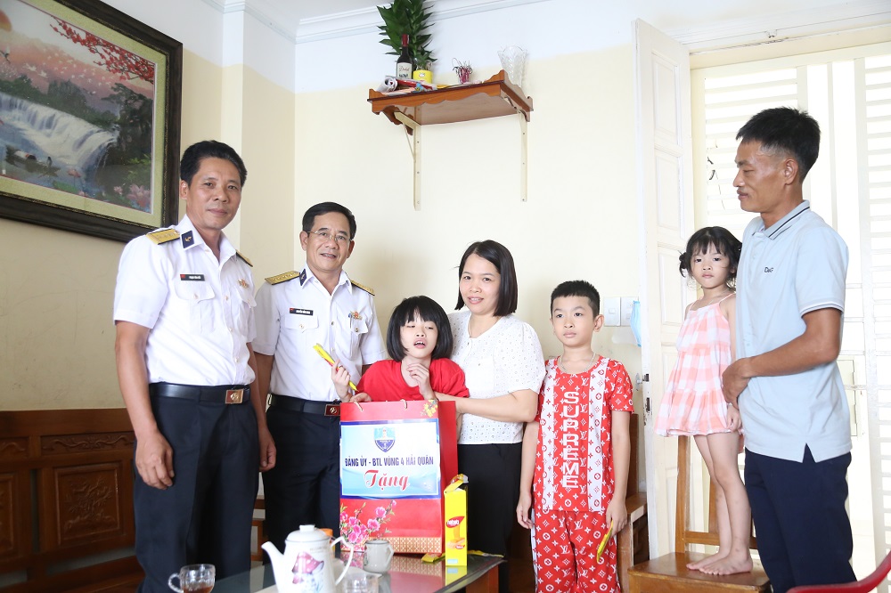 Vùng 4 Hải quân tri ân các thương binh, thân nhân liệt sỹ