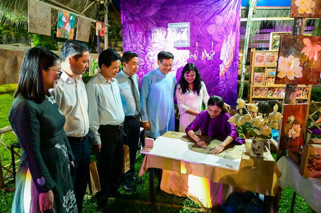 Về miền Sen ngự