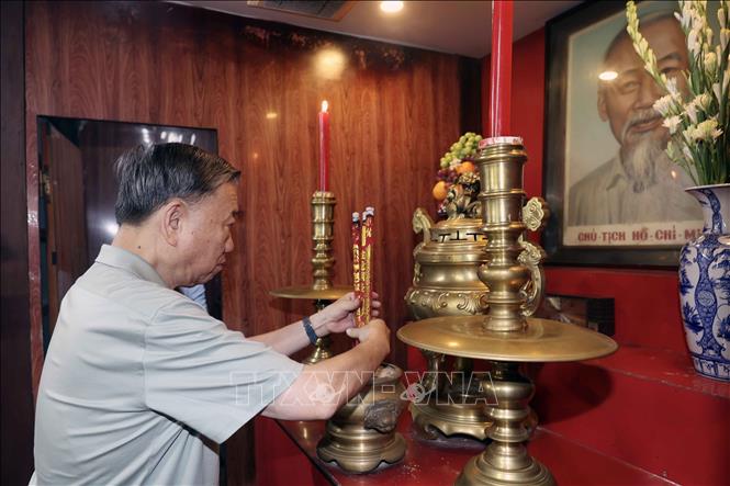 Chủ tịch nước Tô Lâm dâng hương tại Đền thờ Bác Hồ ở Trà Vinh
