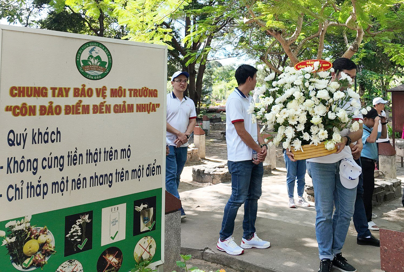 Du khách đến Côn Đảo hưởng ứng tích cực hoạt động “Nói không với hoạt động cúng đốt hàng mã”