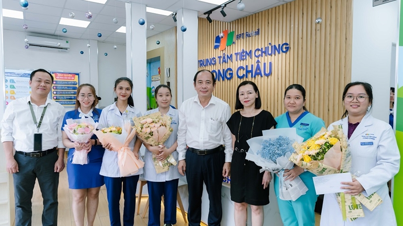 Biểu dương các y, bác sĩ kịp thời cấp cứu một phụ nữ bị sốc phản vệ