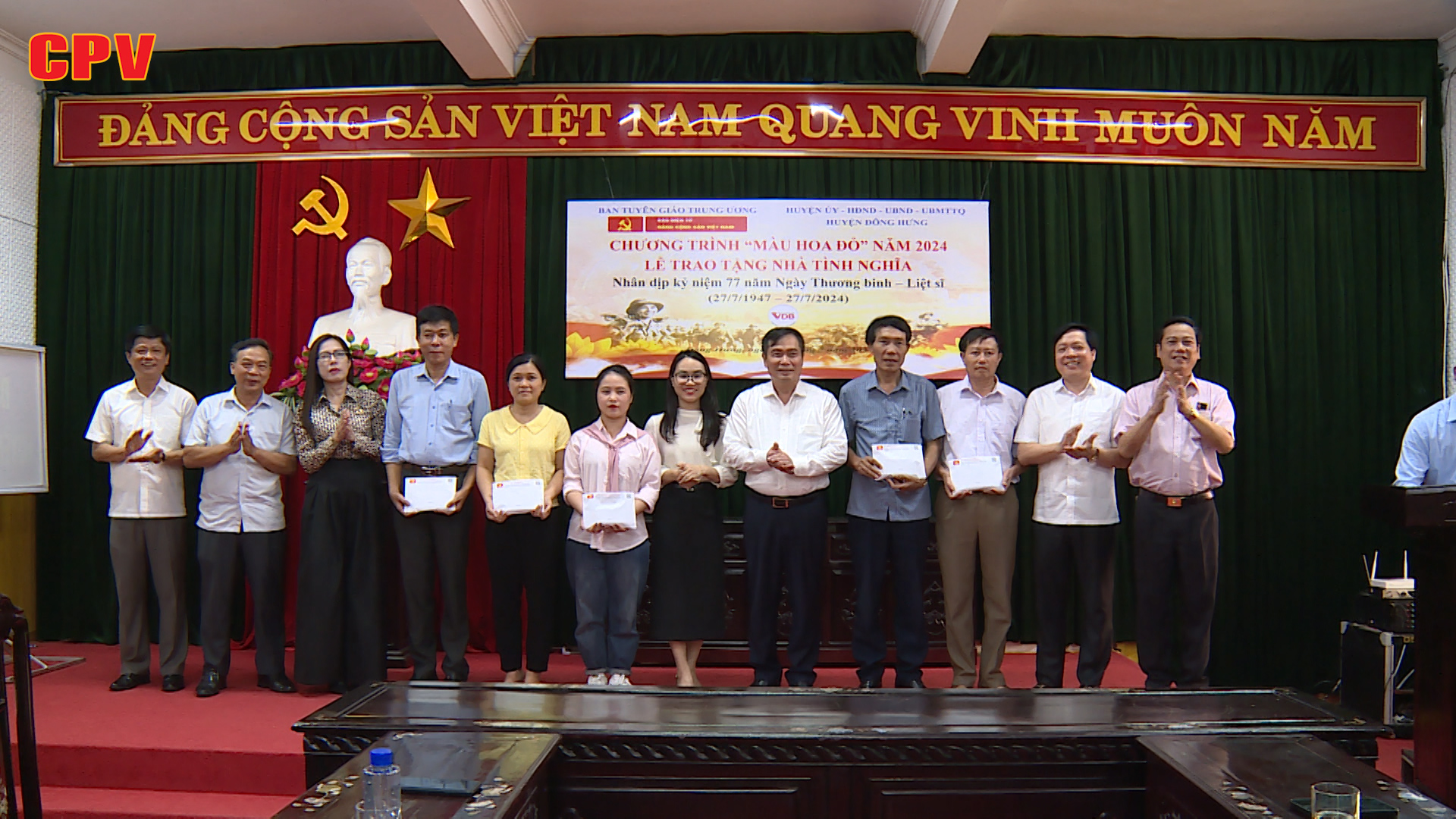 Chương trình Màu hoa đỏ trao quà tình nghĩa cho các gia đình chính sách tại Thái Bình