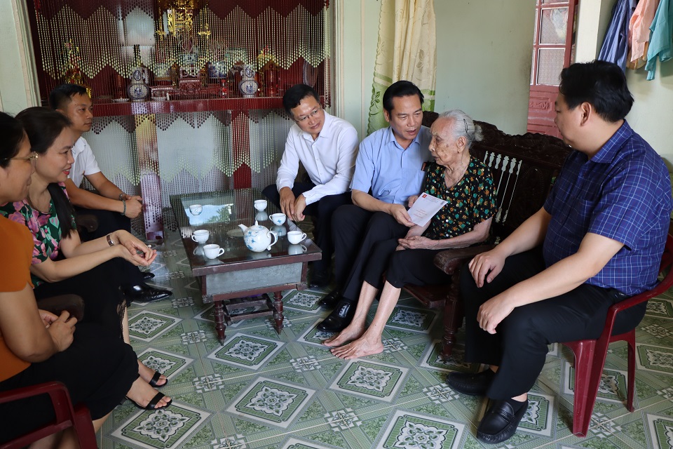 Chương trình Màu hoa đỏ 2024 trao tặng sổ tiết kiệm tình nghĩa tại tỉnh Ninh Bình
