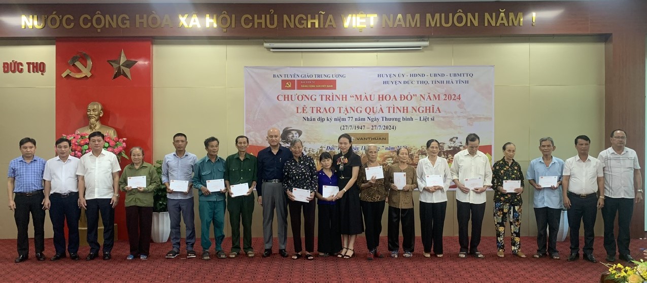 Chương trình Màu hoa đỏ 2024 trao tặng quà tình nghĩa tại huyện Đức Thọ Hà Tĩnh