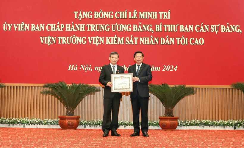 Viện trưởng Viện Kiểm sát nhân dân tối cao Lê Minh Trí được trao tặng Huy hiệu 40 năm tuổi Đảng