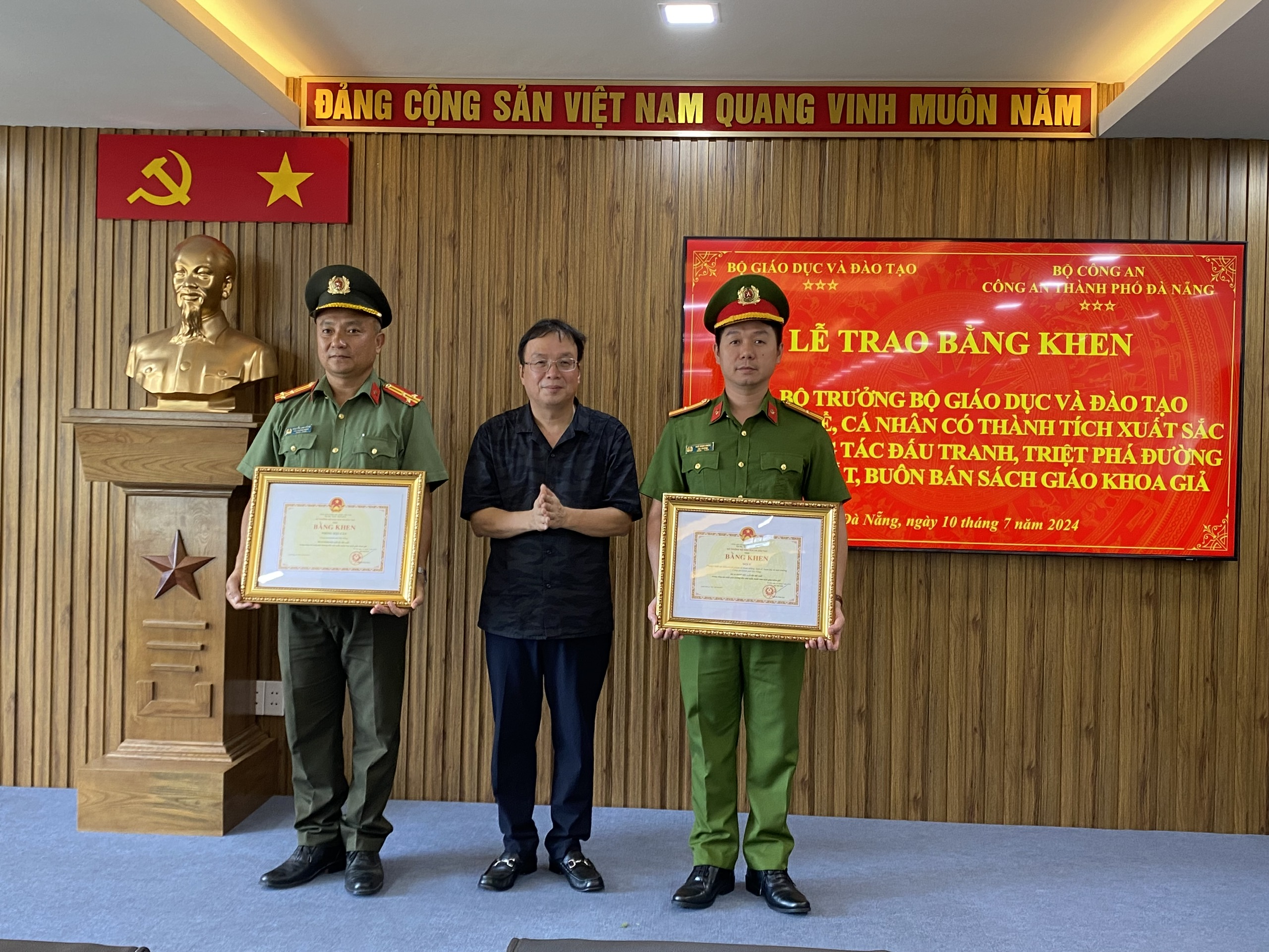 Tặng bằng khen cho Công an TP Đà Nẵng triệt xóa đường dây sản xuất sách giáo khoa giả với quy mô lớn