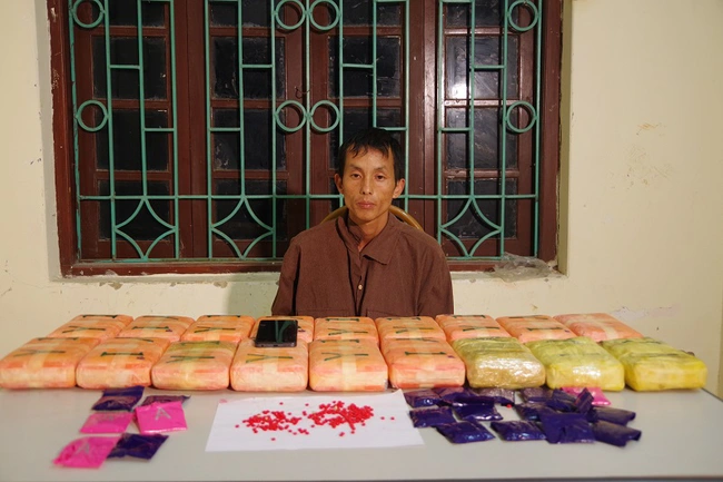 Bắt giữ đối tượng vận chuyển 112 000 viên ma túy tổng hợp
