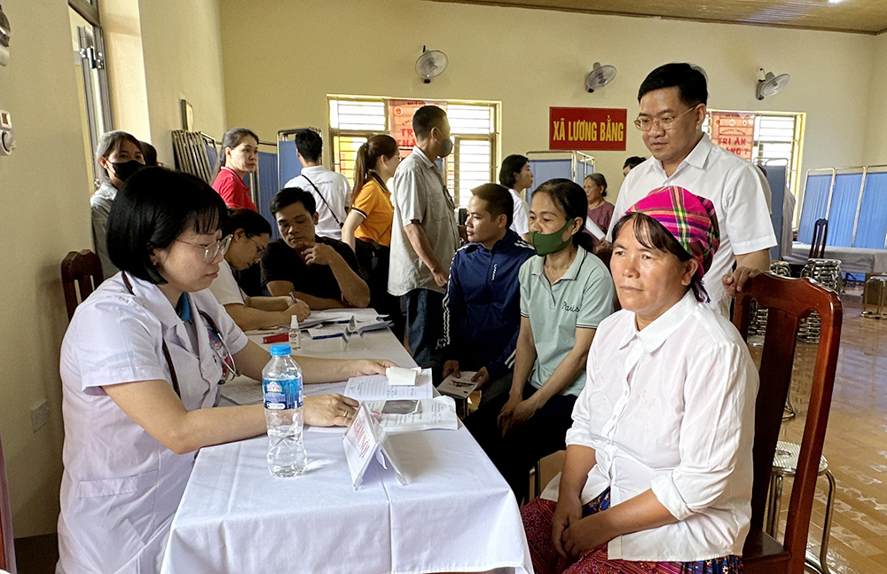 Tặng hơn 300 suất quà tới các gia đình chính sách, người có công ở Bắc Kạn