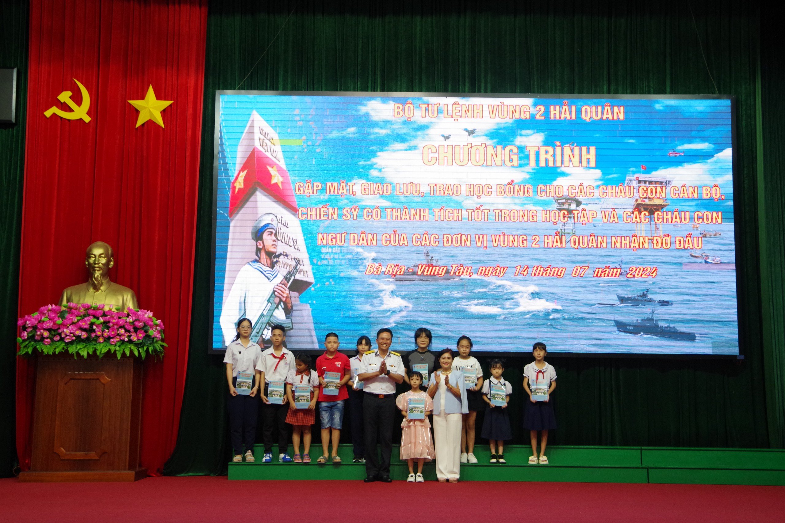 Vùng 2 Hải quân phối hợp trao học bổng cho 100 con cán bộ, chiến sĩ và con ngư dân