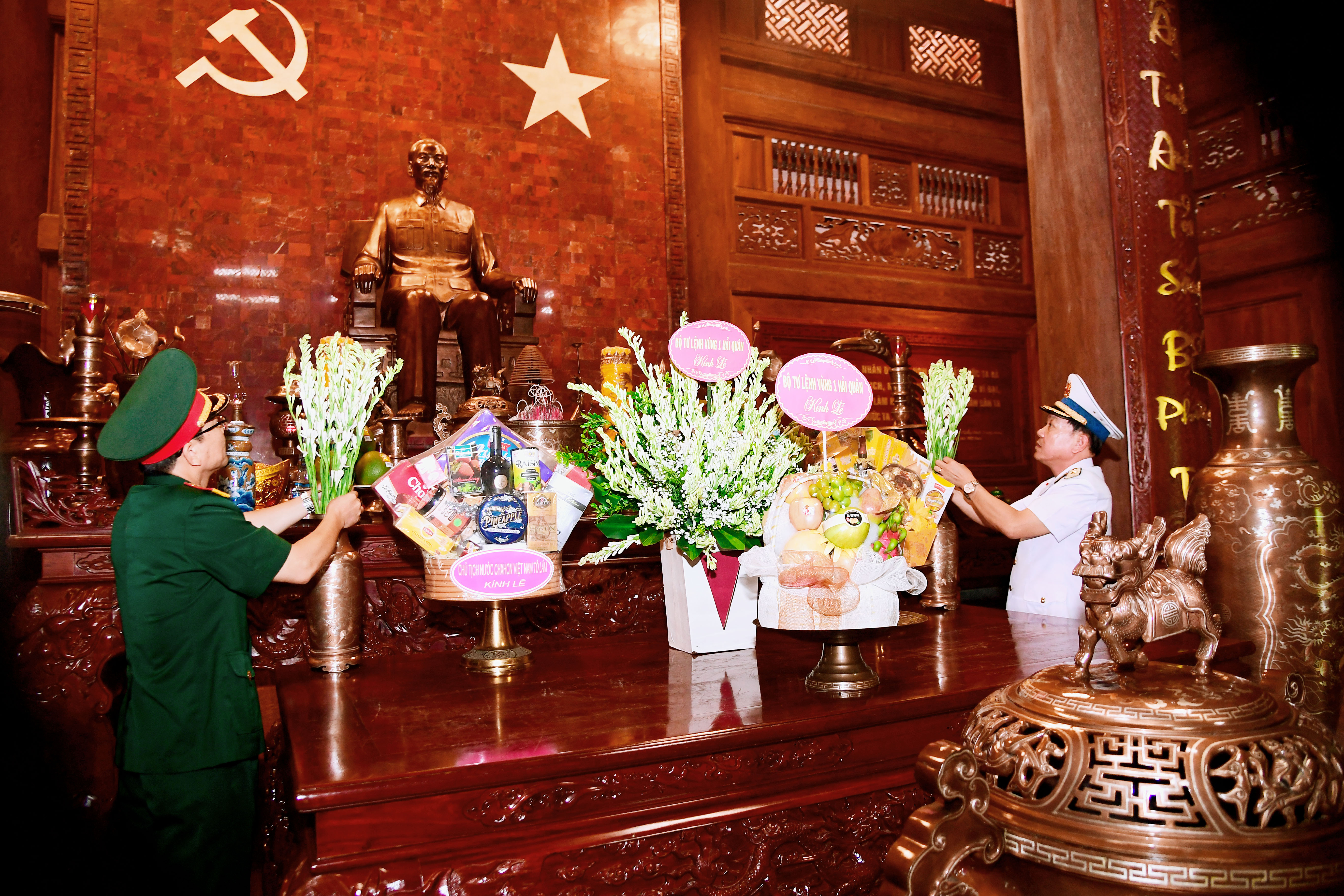 Điển hình tiên tiến Vùng 1 Hải quân báo công dâng Bác