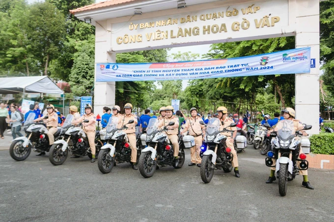 Ngày hoạt động cao điểm Chiến sĩ tình nguyện tham gia đảm bảo trật tự, an toàn giao thông