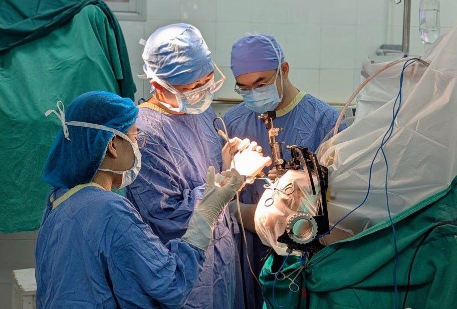 Phẫu thuật kích thích não sâu, chấm dứt 7 năm run rẩy cho bệnh nhân parkinson