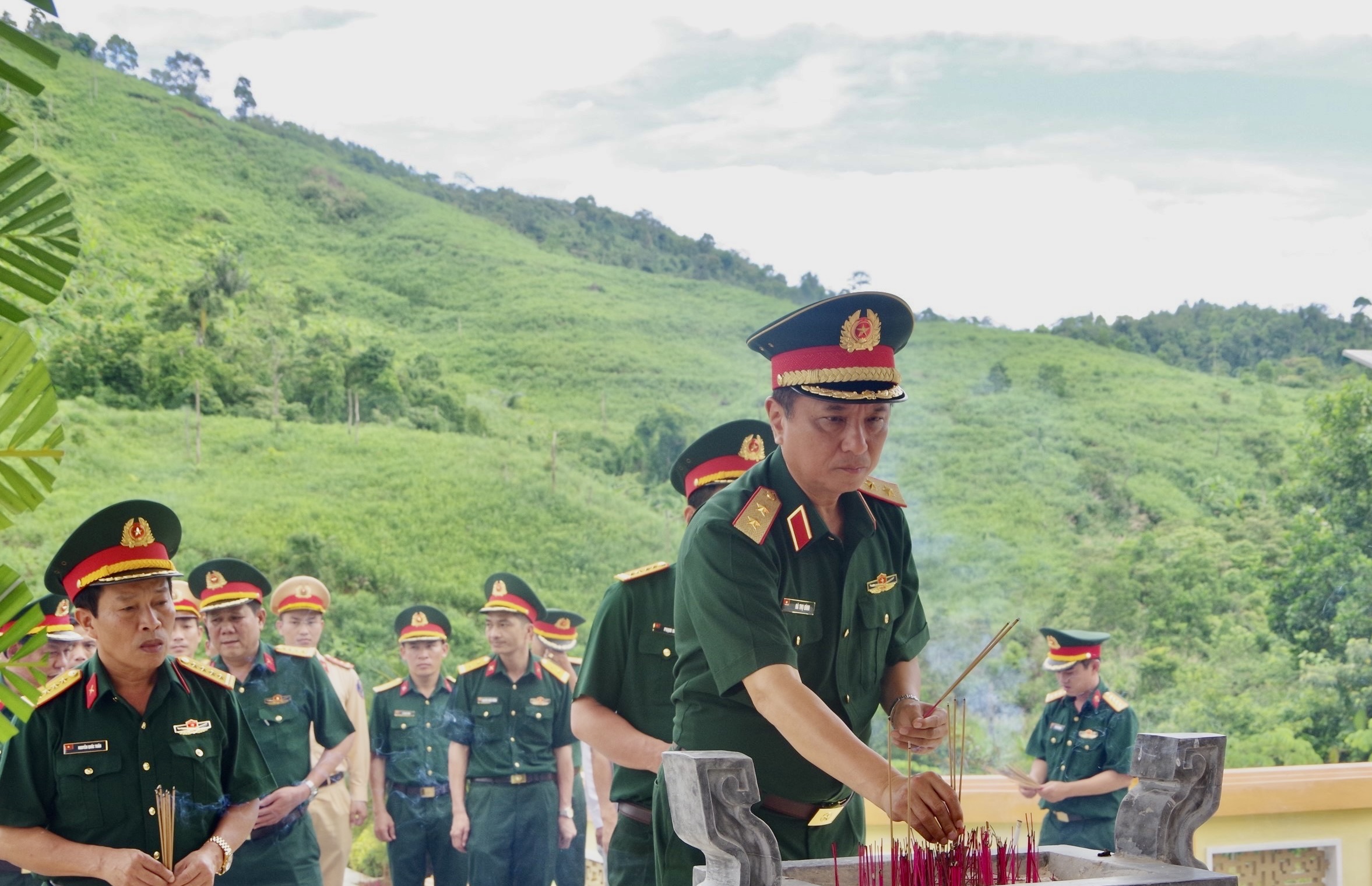 Bộ Tư lệnh Quân khu 4 dâng hương tưởng niệm các liệt sỹ