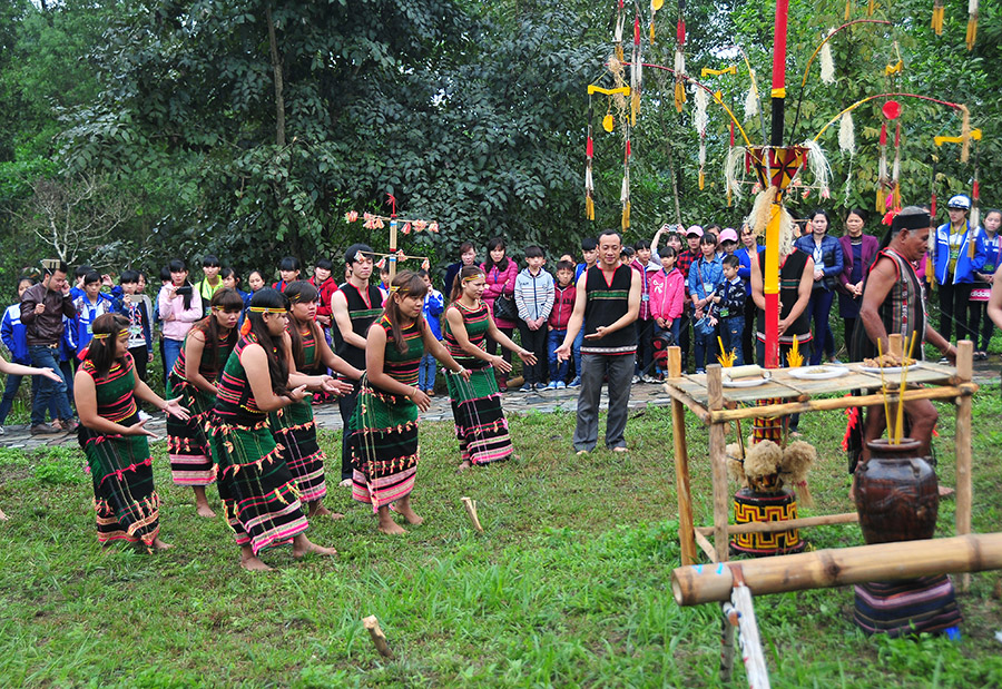 Lễ cúng cổng buôn của người M Nông