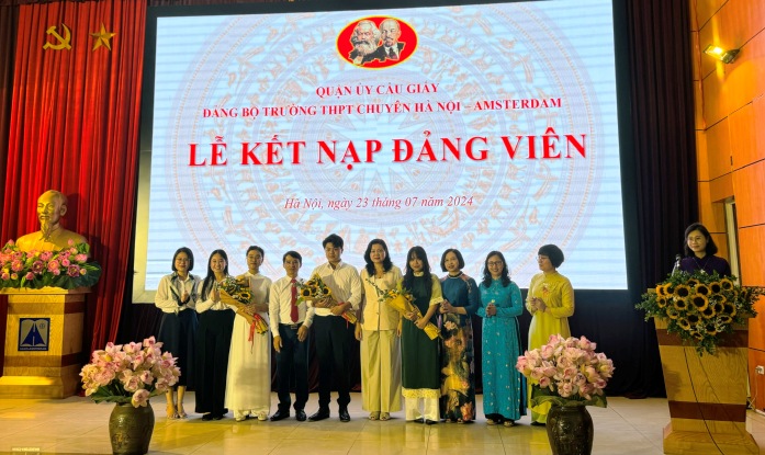 Thêm 2 học sinh ưu tú được kết nạp Đảng