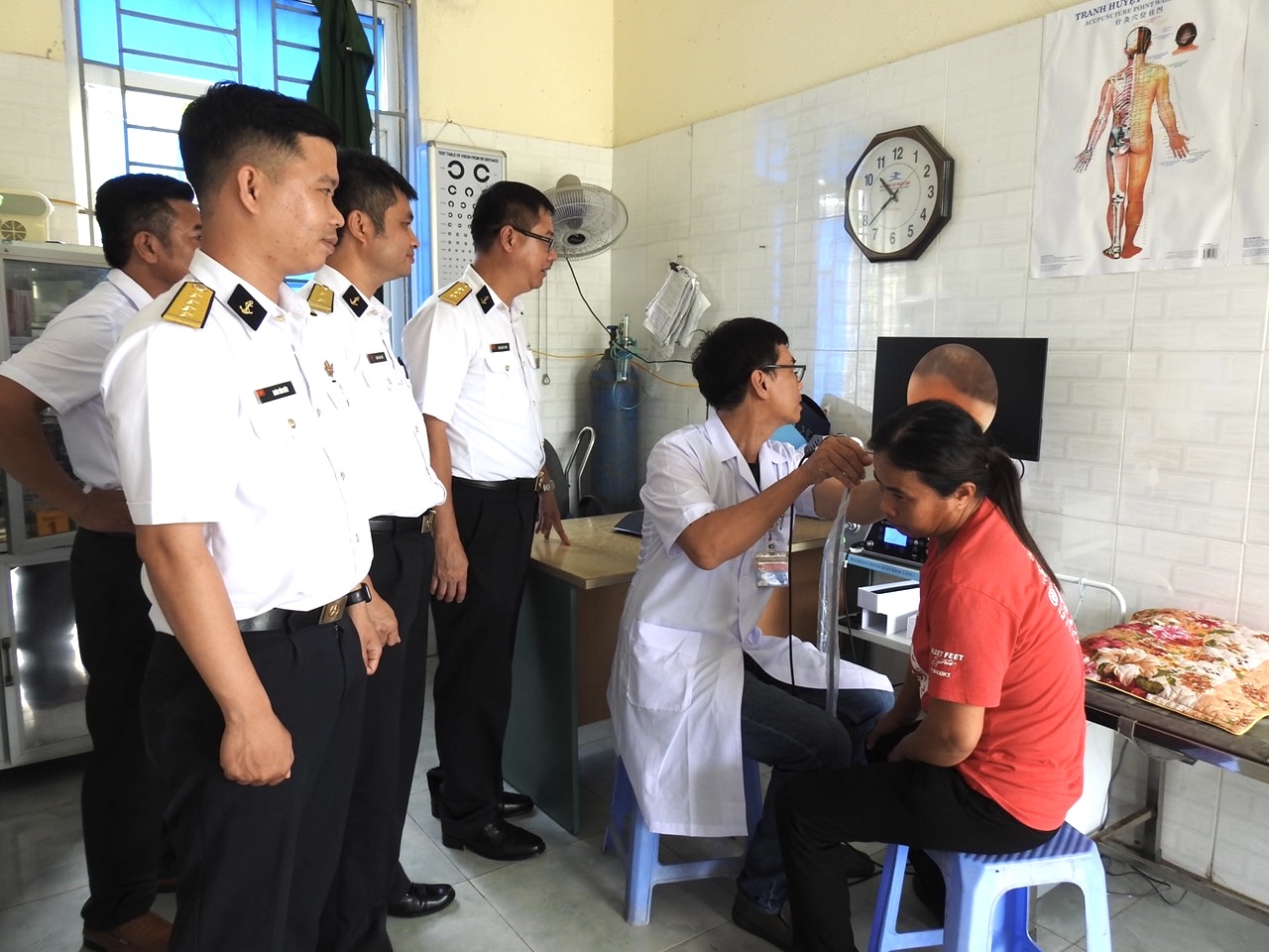 Hải đoàn 128 trao tặng thiết bị y tế và tặng quà cho các đối tượng chính sách tại Thanh Hóa